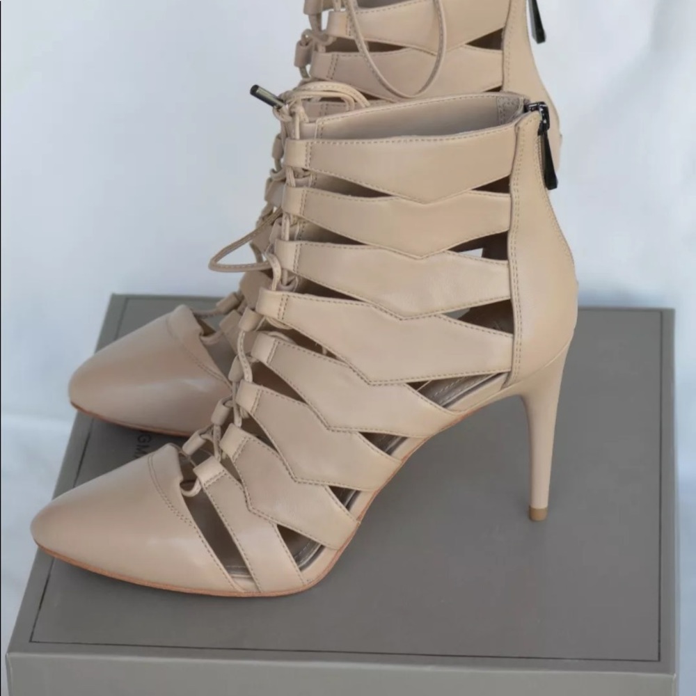 NWB BCBG Leather Pump US9.5M Nude 3" Heel Orig 325